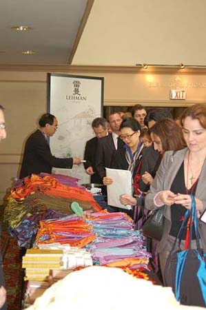 IP expert Li Shunde helps the long line of guests